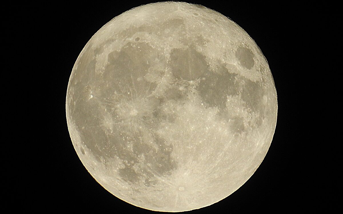 Der Mond vor schwarzem Nachthimmel Der Mond vor schwarzem Nachthimmel